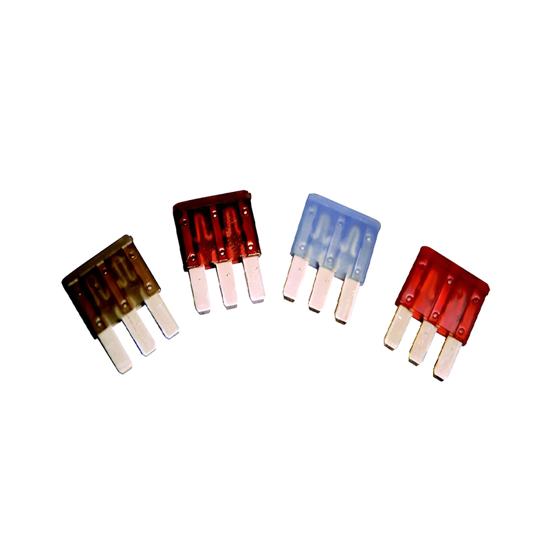 How does the easy-to-replace feature of auto fuses facilitate rapid circuit restoration in the event of a sudden failure?